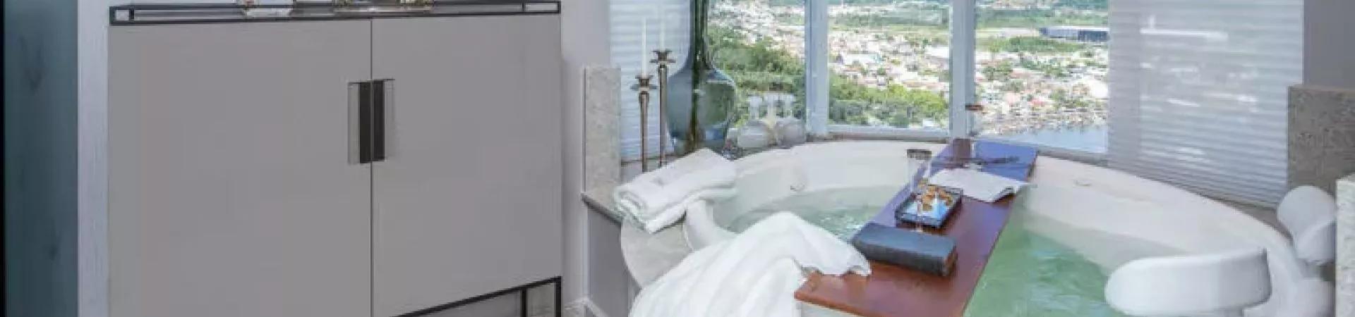 Banheiro com hidromassagem do Ibiza Towers